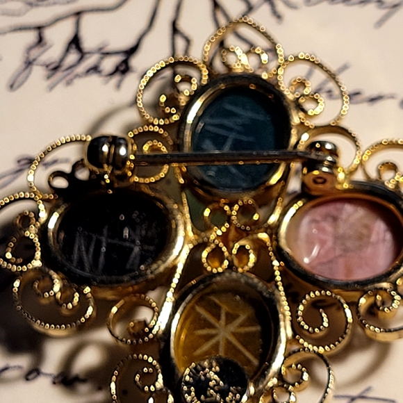 Beautiful Scarab Natural Stone "Good vibes" Brooch 12k GF - Picture 3 of 4